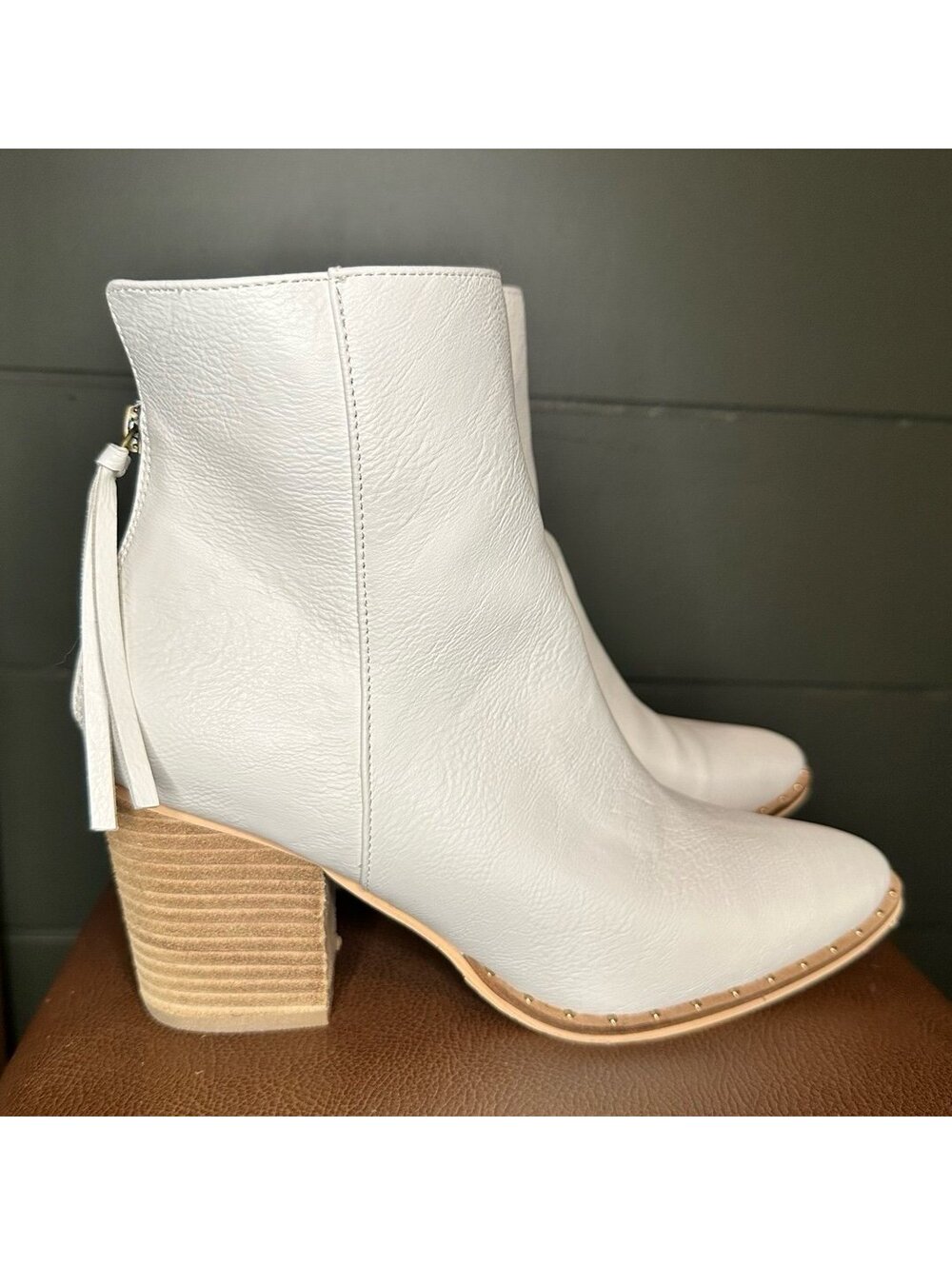Beast Fashion White Leather Booties with Gold Studded Detail Sz 8